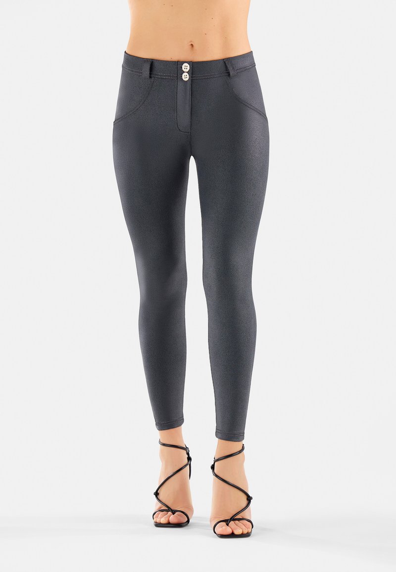 Harmaat korkeavyötäröiset legginsit, joissa on sileä ja kiiltävä pinta. Niissä on kaksi etutaskua ja kaksi koristeellista nappia vyötäröllä.