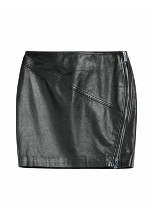 Czarna skórzana mini spódnica z ukośnymi szwami i srebrnym zamkiem błyskawicznym biegnącym pionowo po prawej stronie.