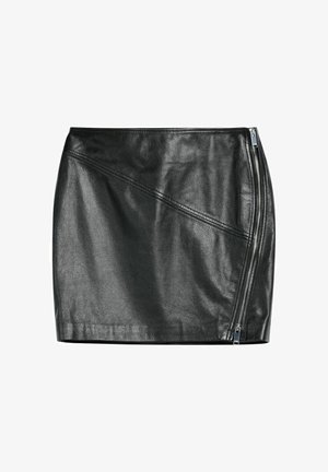 Czarna skórzana mini spódnica z ukośnymi szwami i srebrnym zamkiem błyskawicznym biegnącym pionowo po prawej stronie.