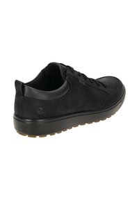 Sneaker nera con tomaia in morbida pelle, collo imbottito e suola piatta in gomma. Presenta un design minimalista e dettagli testurizzati.