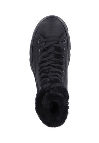 Baskets montantes noires avec doublure en fausse fourrure, tige en cuir texturé, bout rond et lacets noirs, comportant un col doux et moelleux autour de la cheville.