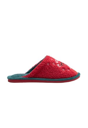 Zapatillas rojas y peludas con una textura suave, forradas de color verde y con punta redondeada. Decoradas con un bordado sencillo de temática navideña.