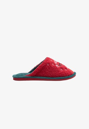 Zapatillas rojas y peludas con una textura suave, forradas de color verde y con punta redondeada. Decoradas con un bordado sencillo de temática navideña.