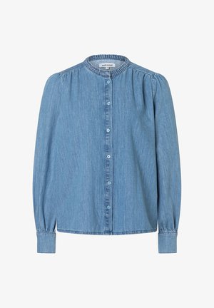Hellblaues Denim-Blusenshirt mit langen Ärmeln, gerafften Schultern, rundem Rüschensaum, Knopfleiste vorne und geknöpften Manschetten.