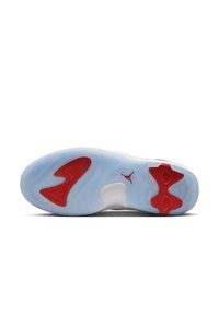 Witte sportschoen met een zool van doorschijnend blauw rubber, rode accenten en kenmerkende ontwerp patronen. Bevat een logo in het rood.