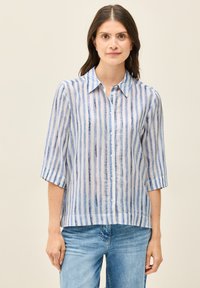 Camicia leggera a righe nei toni del blu e del bianco, con colletto e maniche a tre quarti; tessuto testurizzato.