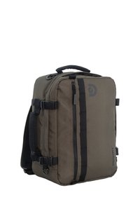 Zaino verde oliva con design rettangolare, dotato di spallacci neri, cerniere e un'emblema. Realizzato in tessuto resistente e comprende un manico.