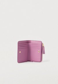 Violet odinės piniginės atversta pusė, kurioje matomos kelios kortelių vietos, ir auksinė snap žiedelė bei užtrauktuku uždaroma kišenė su kutu šone.