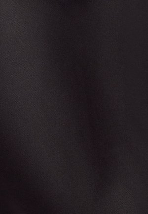 Sorte stof med en glat tekstur, der har en subtil glans og et fint vævemønster, hvilket skaber en jævn overflade.