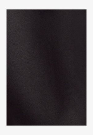 Sorte stof med en glat tekstur, der har en subtil glans og et fint vævemønster, hvilket skaber en jævn overflade.