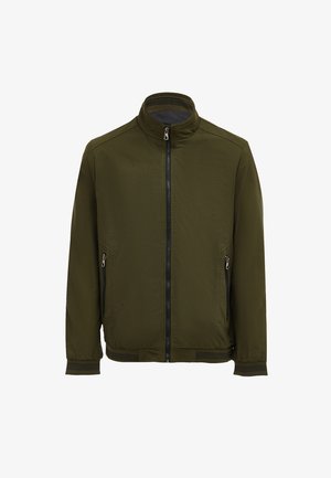 Oliwkowa kurtka z kołnierzem stójkowym, zamkiem błyskawicznym z przodu i dwoma bocznymi kieszeniami. Gładka, teksturowana tkanina z prążkowanymi mankietami i dołem.