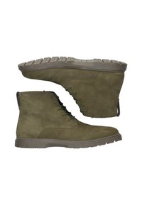 Botas de ante verde oliva hasta el tobillo con puntera redondeada, cierre de cordones en la parte delantera y suela de goma texturada. Cuenta con una lengüeta en la parte trasera para facilitar su uso.