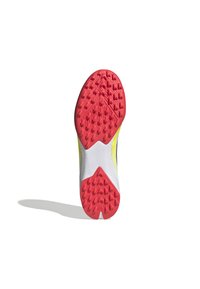 Schuhsohle aus strukturiertem rotem Gummi für Grip, weiße Zwischensohle und ein mehrfarbiges Obermaterial mit gelben Akzenten in einem schnittigen Design.
