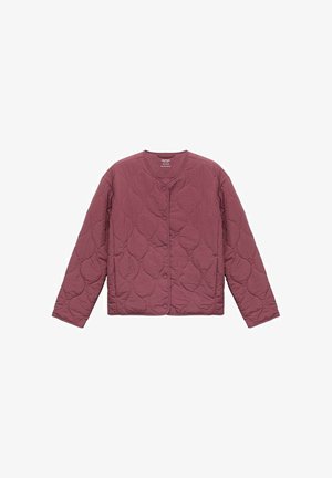 Gequilted lange mouwjas in kastanjebruin, met een ronde hals en knoopsluitingen. Soepele textuur met een ruitpatroon door het gehele kledingstuk.