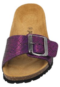 Fioletowe, teksturowane klapki z szerokim paskiem, ozdobione metaliczną srebrną klamrą, z wyprofilowaną beżową wkładką oraz czarną gumową podeszwą.