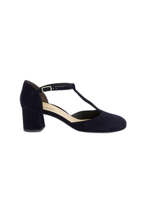 Chaussure en daim bleu marine à talon carré avec un design à sangle T et un détail de boucle en or. Bout rond et texture lisse. S'adapte confortablement.