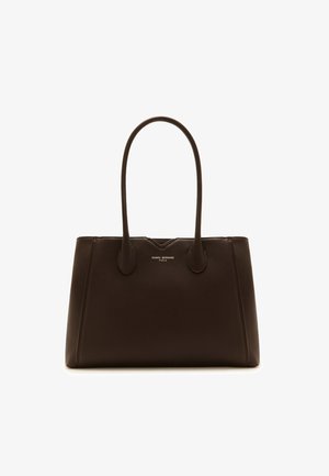 Sac en cuir marron avec deux longues poignées, une forme structurée, une surface texturée subtile et un logo de marque au centre devant.