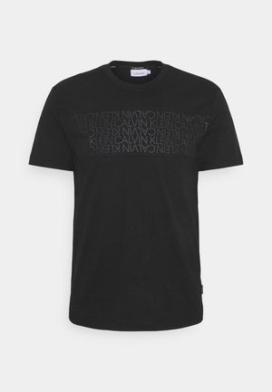 Černé tričko s krátkým rukávem se vzorem opakujících se log "CALVIN KLEIN" přes hrudník v o něco světlejším odstínu.