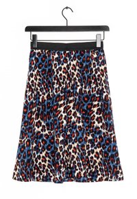 Hame leviin kuosi, jossa on sinisen, punaisen ja mustan sävyjä, mustalla joustovyötäröllä. Kangas vaikuttaa kevyeltä ja sileältä.