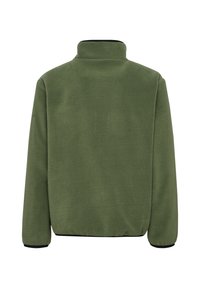Olijfgroene fleecejack met hoge kraag, met een gladde textuur en zwarte afwerkingen aan de mouwen en onderkant. Achteraanzicht weergegeven.
