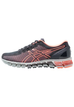 Chaussure de running gris foncé et corail avec semelle coussinée et tige en mesh, vue latérale montrant les lacets et les détails de la marque.