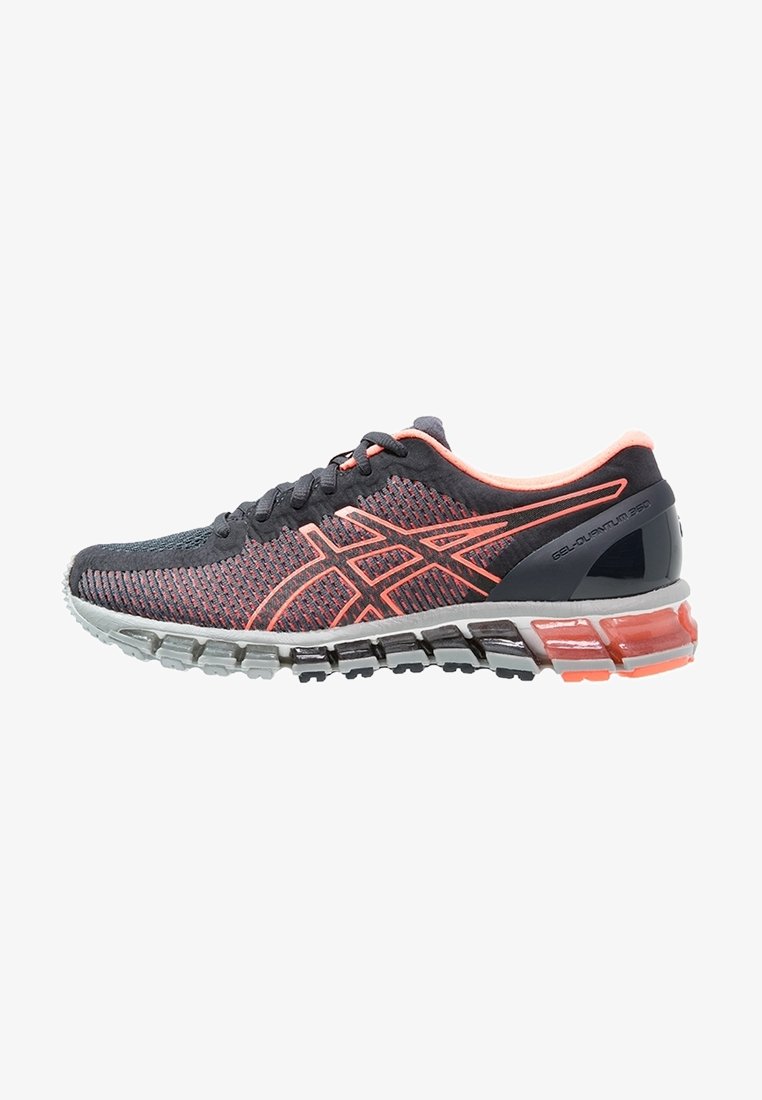 Chaussure de running gris foncé et corail avec semelle coussinée et tige en mesh, vue latérale montrant les lacets et les détails de la marque.