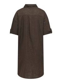 Barna, térdig érő ingruha rövid felhajtott ujjakkal és egyenes hátsó yoke-öltéssel.
