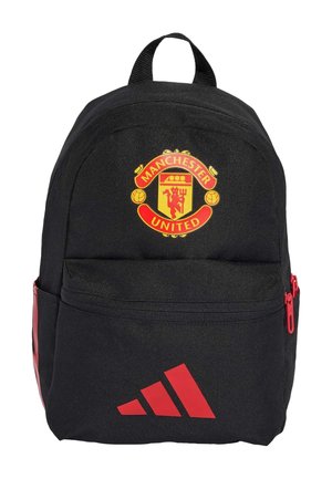 Sort rygsæk med Manchester United-logo i rød og gul samt rødt Adidas-logo på frontlommen med røde lynlåsdetailler.