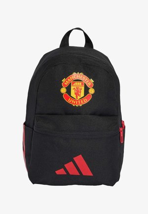 Czarny plecak z logo Manchester United w kolorach czerwonym i żółtym oraz czerwonym logo Adidas na przedniej kieszeni z czerwonymi detalami suwaka.