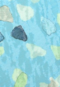 Abstrakte Stoffstruktur mit einem hellblauen Hintergrund und unregelmäßigen Formen in Grün, Grau und Dunkelblau. Die Textur wirkt gewebt.