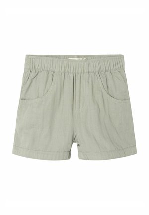 Shorts vert clair en tissu doux, avec une taille élastique, deux poches latérales et des détails de ourlet roulé.
