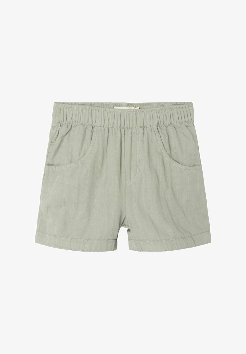 Shorts vert clair en tissu doux, avec une taille élastique, deux poches latérales et des détails de ourlet roulé.