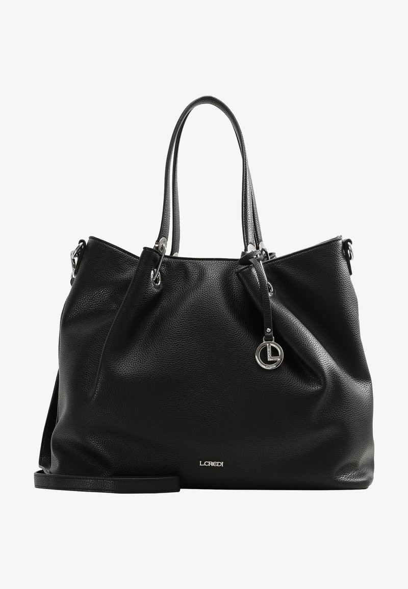 Bolso tote de cuero negro con un acabado texturizado, herrajes plateados, asas largas y un pequeño colgante de logo en una correa desmontable.