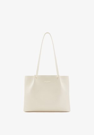 Witte leren tote bag met een gestructureerde afwerking, lange handvatten en een minimalistisch ontwerp. Bevat subtiele branding aan de voorkant met lichte accenten.