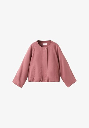 Chaqueta rosa rosa con botones, mangas anchas, escote redondo y bolsillos laterales, mostrada sobre un fondo blanco.