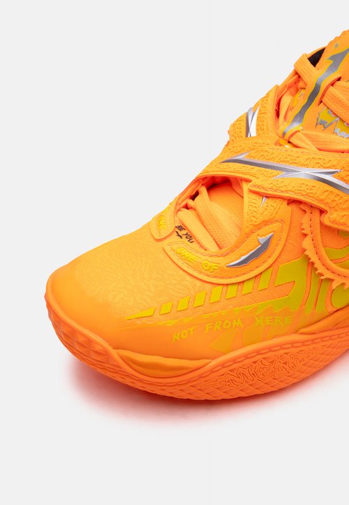 PUMA MB05 COLLAB JR UNISEX - Basketball shoes - heat fire/lux lime — foto 6