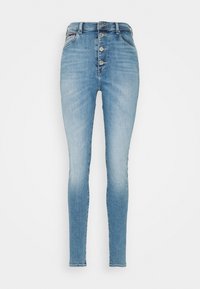 Vaqueros skinny de talle alto en denim azul claro, con cierre de cinco botones, bolsillos frontales y un diseño ajustado.