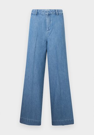 Blugi din denim albastru cu croială largă și talie înaltă, având o textură netedă, linii de pliuri subtile și detalii cusute la tiv.