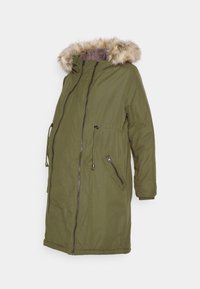 Parka larga color verde oliva con capucha forrada de piel sintética, dos bolsillos laterales y cierre frontal con cremallera. Cuenta con cordones ajustables para un mejor ajuste.