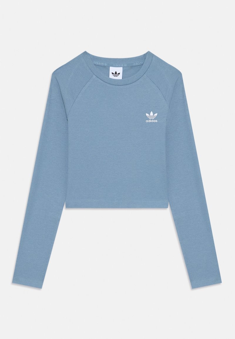 Világoskék bordázott hosszú ujjú crop top, bal mellején fehér Adidas logóval és kerek nyakkivágással.