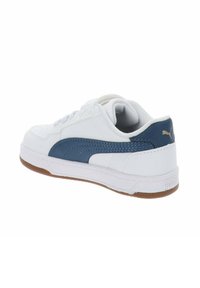 Scarpa sportiva bianca con una striscia laterale blu, pannelli testurizzati e una suola in gomma naturale. Presenta lacci e un piccolo logo dorato sul tallone.