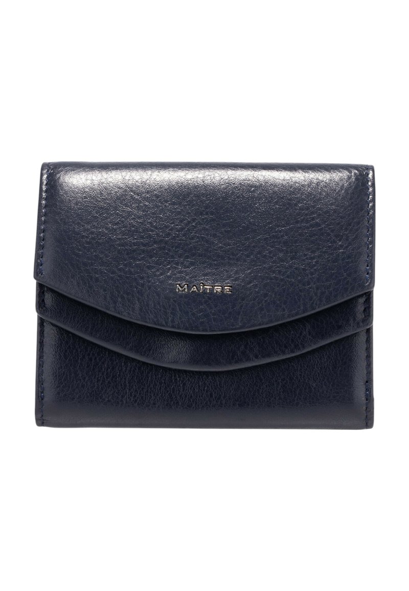 Cartera de cuero azul marino con una textura suave, que presenta un diseño de doble solapa y un logo en relieve. Tamaño compacto con líneas limpias y hardware minimalista.