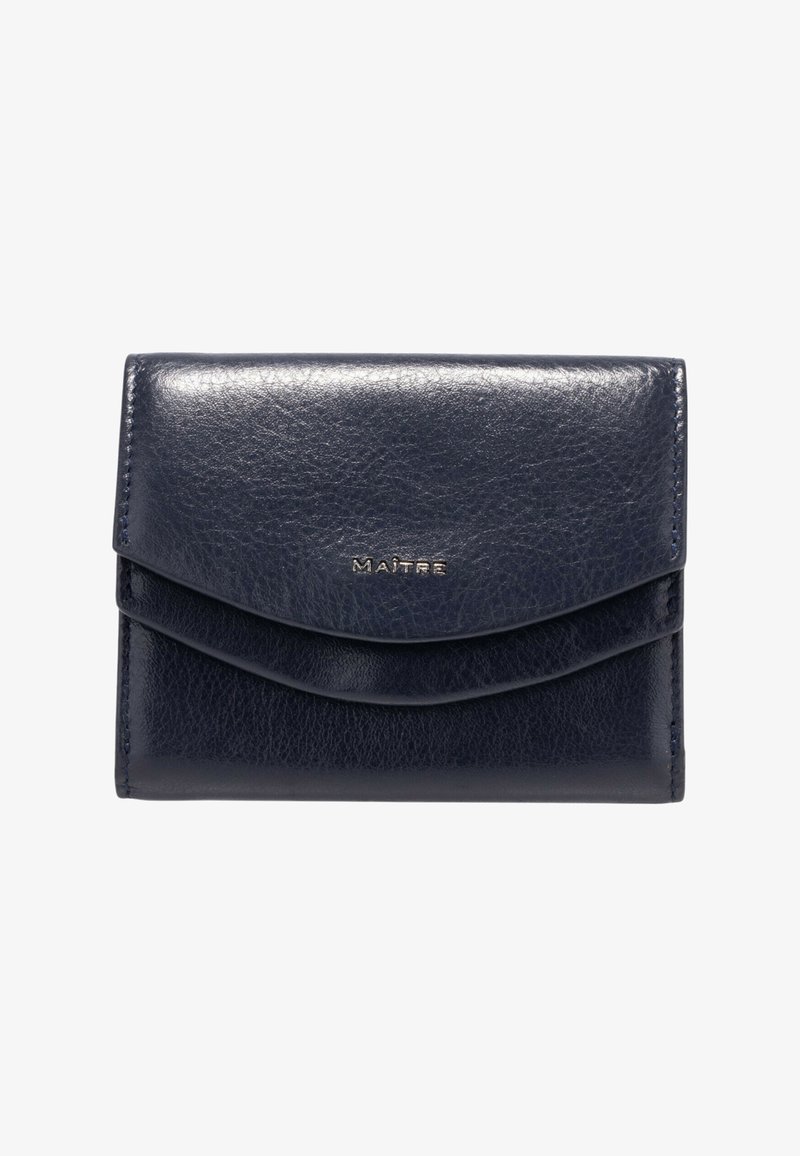 Cartera de cuero azul marino con una textura suave, que presenta un diseño de doble solapa y un logo en relieve. Tamaño compacto con líneas limpias y hardware minimalista.