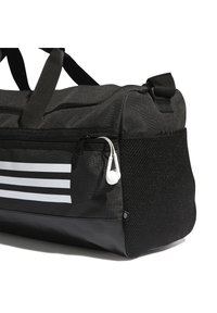 Bolsa de deporte negra con una superficie texturizada, que cuenta con un cierre principal de cremallera, un panel de malla y franjas horizontales blancas. Incluye un conector para auriculares.