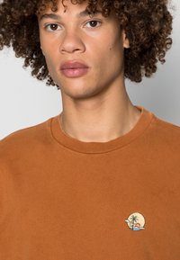Nudie Jeans RUDI SUNSET - Camisola - burnt orange