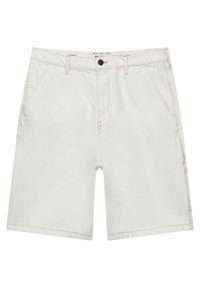 Pantalones cortos de algodón blancos con un corte recto, bolsillos frontales y costuras en contraste a lo largo de las costuras. Cierre clásico con botón y cremallera.