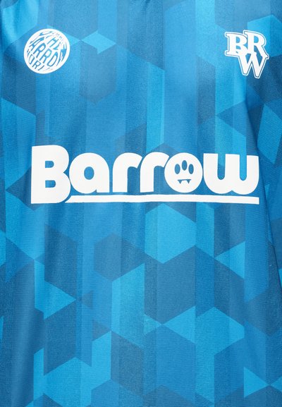 Μπλε υφασμάτινο σχέδιο με γεωμετρικά μοτίβα και λευκό κείμενο "Barrow" που περιλαμβάνει πρόσωπο βαμπίρ στο γράμμα "o" και δύο λευκά λογότυπα στην κορυφή.