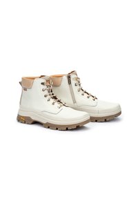 Botas de tobillo de cuero blanco con un acento beige, que cuentan con ojales de metal, una cremallera lateral y una suela de goma texturizada con el logo de Vibram.