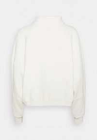 Pull-over blanc texturé avec un col montant, une coupe décontractée et des poignets côtelés. Le tissu présente un motif subtil, ajoutant un intérêt visuel.