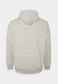 Sweat à capuche gris clair en tissu texturé et moucheté. Doté d'une capuche arrondie et de poignets et d'un ourlet côtelés. Design simple, sans logos visibles.